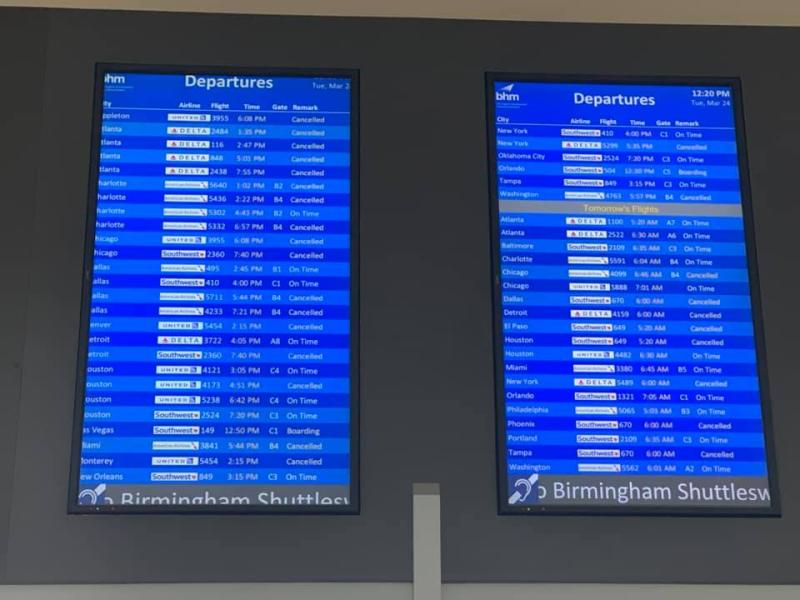 尽管3月24日天气很好，阿拉巴马州伯明翰机场仍有大量航班被取消。COVID-19基本上导致了商业航空旅行的关闭，乘客停止预订航班，还有数万人取消了预订的旅行安排，许多人是因为他们的会议、会议和度假目的地被关闭，以帮助遏制冠状病毒的努力。由商业飞行员Andrew Vlack拍摄。