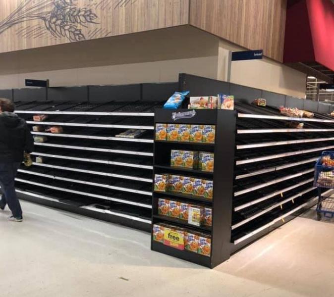 芝加哥西郊的一家Meijer商店没有面包供应，因为伊利诺伊州在3月中旬实施收容所订单后，食品杂货的运行。Chaya Margaret Levi-Roth摄。
