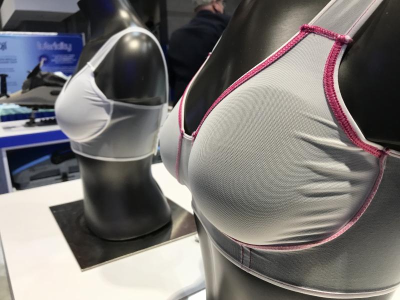 这是cicico展台里专门为放射治疗设计的胸罩。它是由放射肿瘤学家设计的，用来固定乳房，防止在放射治疗过程中移动。在视频中了解更多:fda认证的胸罩有助于在放射治疗中改善乳房定位。# ASTRO21