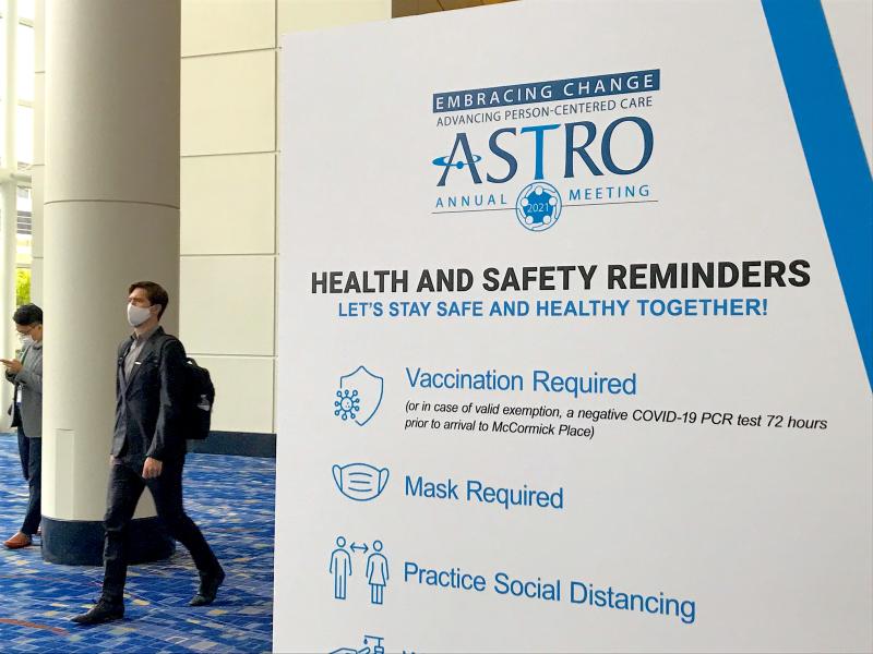 ASTRO 2021展会上列出COVID预防措施的标识。ASTRO要求所有与会者必须戴上口罩及注射疫苗，才能出席年会。RSNA将在2021年的会议上遵循同样的要求，该会议也将在芝加哥举行。