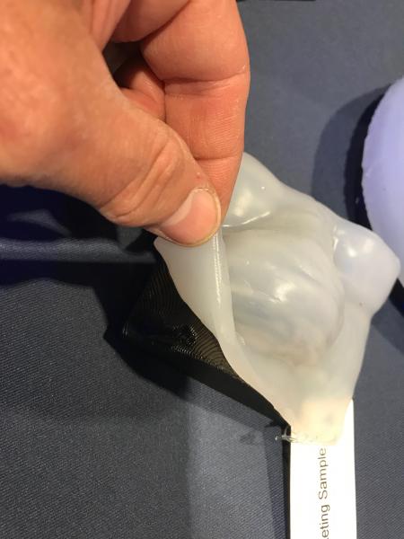 这是一个用硅胶制成的柔性丸的例子，用病人的CT扫描结果进行了3d打印。这些是非常灵活的，所以对病人来说更舒服。这些是用来减弱电子束辐射治疗皮肤癌的剂量。这是一款名为FlexiBol的新产品，由Decimal在2021年ASTRO大会上推出。