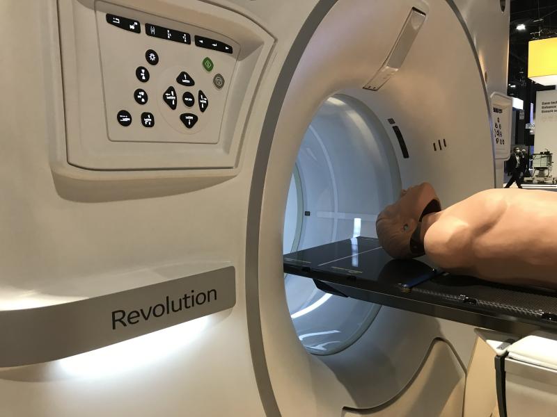 GE医疗革命CT系统在2021年ASTRO上展示了放射肿瘤学配置。该系统具有频谱CT功能，有256或500片配置，每次旋转可提供80厘米的解剖覆盖，可用于治疗计划或CT引导的活检。用于RT的CT系统使用扁平的coach顶部，而不是一般放射学使用的凹桌面。平的顶部与放射治疗系统上的匹配所以解剖位置是相同的。#阿斯特罗