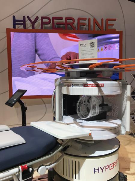 在2021年RSNA上展出的Hyperfine Swoop便携式MRI系统。该公司对任何想在展厅接受扫描的人进行了实时核磁共振脑部扫描。该系统的温度远低于1T，是自屏蔽的，所以在地板上操作是安全的。该系统已获得FDA批准，设计用于病房和急诊科。