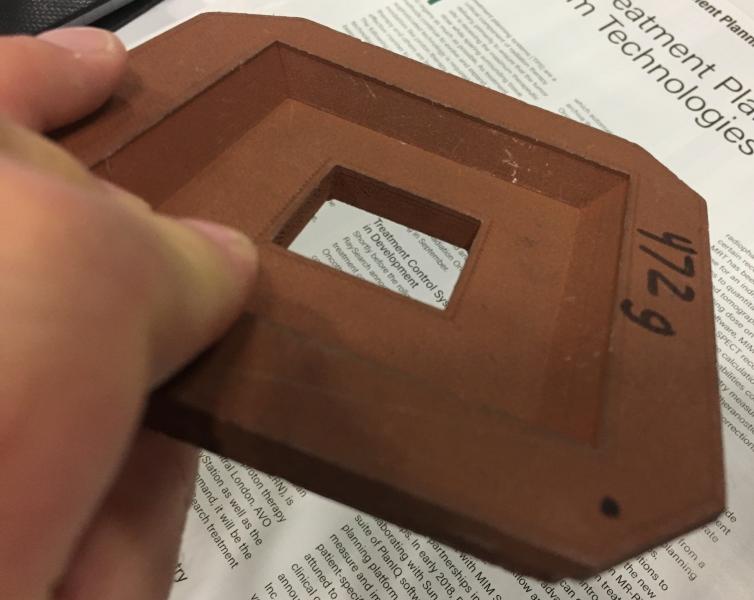 这是一个3d打印的铜电子束治疗孔，由虚拟铸造厂为威斯康辛大学的研究创造。他们正在研究3d打印电子切割而不是机械切割的可能性，以节省时间和成本。该大学在2019年AAPM上展示了该项目的海报。