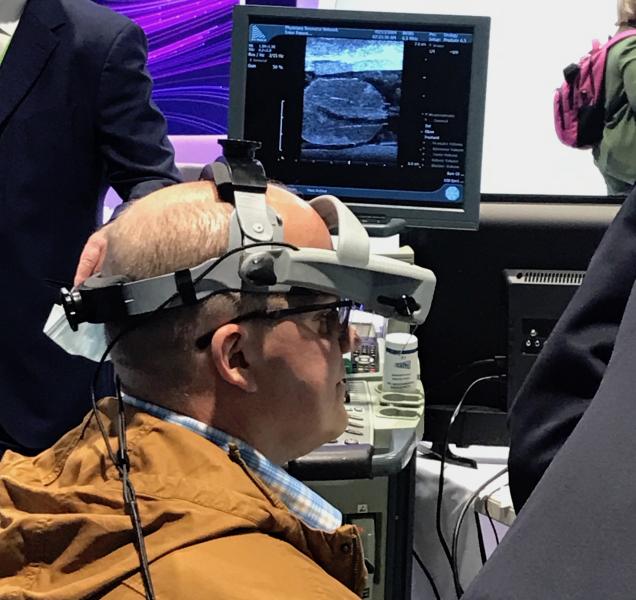 在2021年ASTRO上，供应商模拟无生命模型演示了虚拟现实外科训练系统。