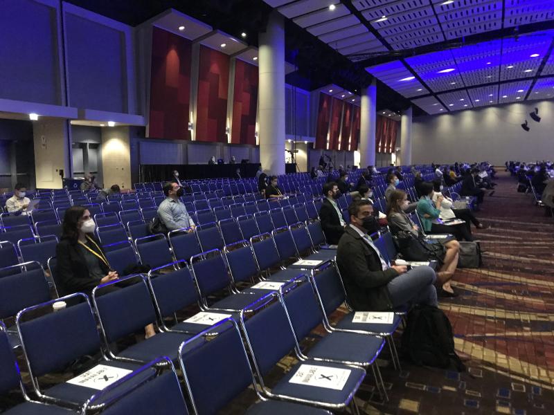 2019冠状病毒病影响了2021年ASTRO会议的出席人数，因此在大多数会议上，与会者之间有足够的空间，例如开幕的总统研讨会。
