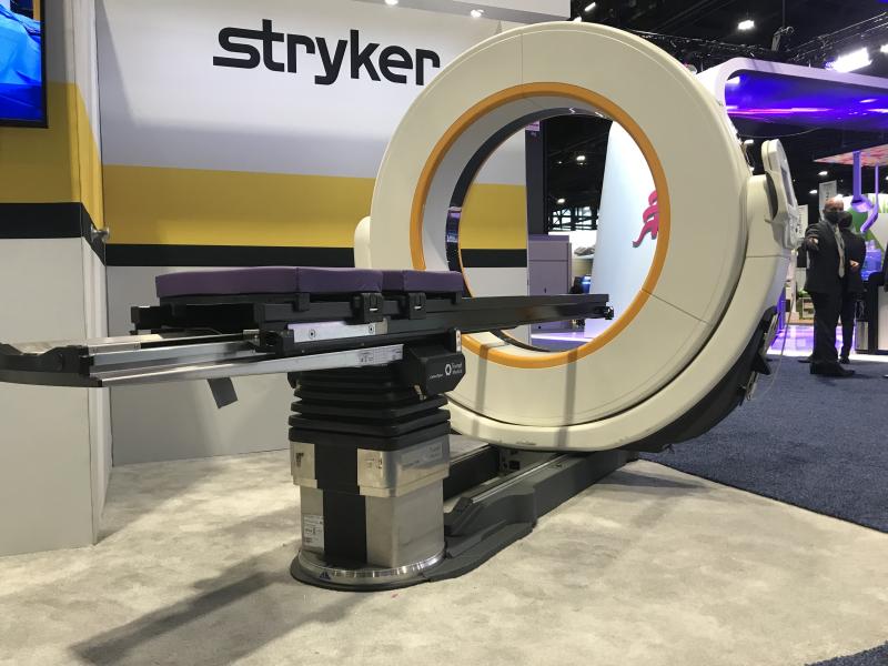 Stryker Airo移动TruCT CT扫描仪在2021年ASTRO上展出。这是一个小的32层计算机断层扫描系统为我们设计的手术室后复查扫描和近距离治疗程序。当从一个房间移动到另一个房间时，它足够小，可以通过标准的门。它使用扫描仪一侧的有线平板进行病人设置和成像。# ASTRO # ASTRO21