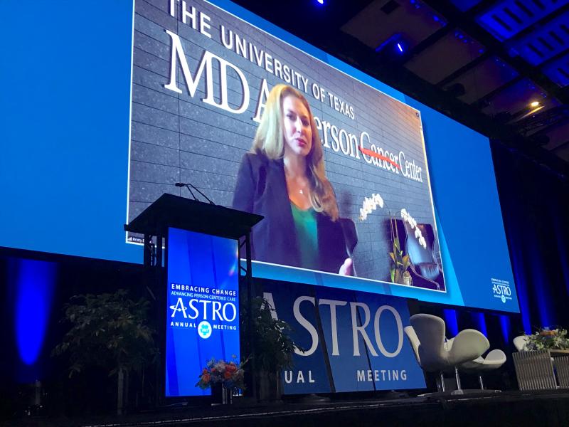MD安德森癌症中心的Kristy Brock博士在2021年ASTRO总统研讨会上进行了虚拟演示。她和许多人都需要在现场会议上以虚拟视频的形式发表演讲，因为安德森医生和其他几家医疗系统由于COVID大流行对员工实施了旅行禁令。然而，最近几周，随着大多数地方的COVID阳性率下降，一些医院取消了旅行禁令，因此ASTRO报告了大量最后一刻的登记