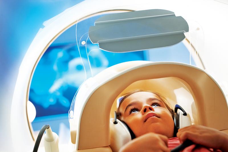 使用核磁共振成像成像儿科患者允许更详细的图像和消除辐射剂量。(Image courtesy of Philips Healthcare)