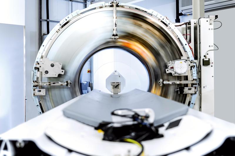 西门子Naeotom Alpha是第一台商业化光子计数CT扫描仪。它在2021年9月30日获得了FDA的批准。该图像显示了系统正在进行幻影测试的外部覆盖，显示了x射线源和探测器环的运动。图片来源:Deutscher Zukunftpreis/Ansgar Pudenz