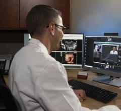 医生使用协作直播(Collaboration Live)与他的超声医生和病人进行远程医疗访问。(图片来源:飞利浦医疗保健)