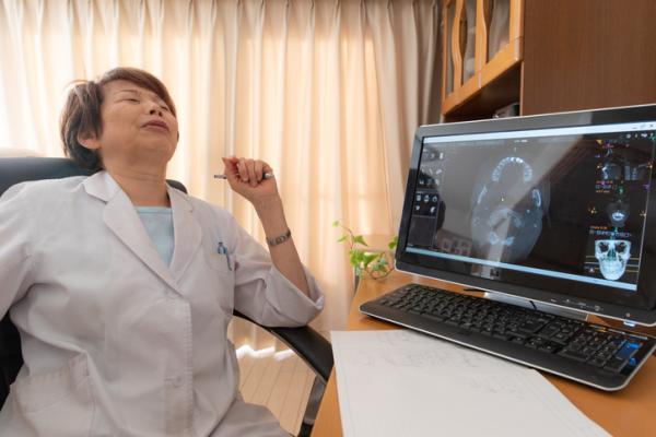根据《放射学》上的一项新研究，经验不足的放射科医生在当天晚些时候阅读数字乳腺断层扫描(DBT)图像时，更有可能为正在接受乳腺癌筛查的女性推荐额外的成像。