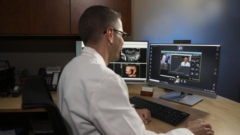 医生使用协作直播(Collaboration Live)对他的超声医生和病人进行远程医疗访问。(照片:飞利浦医疗保健)