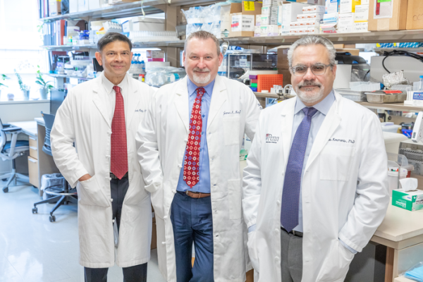 宾夕法尼亚大学医学院放射肿瘤系Amit Maity医学博士(左)，James Metz医学博士(中)，Constantinos Koumenis博士(右)。图片由宾夕法尼亚医学院提供