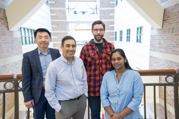 (从左起)宋鹏飞，Dan Llano博士，Matthew Lowerison和Nathiya Chandra Sekaran是贝克曼高级科学技术研究所研究团队的成员，他们接受联邦资助，开发超声成像方法，研究阿尔茨海默病背后的神经血管变化。