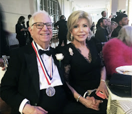 医学博士罗伯特·巴德和他的妻子洛雷托在纽约市参加埃利斯岛荣誉勋章35周年纪念活动。图片由巴德博士提供