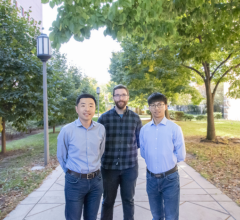 (左起):贝克曼研究所研究员、电子与计算机工程及生物工程教授宋鹏飞;贝克曼研究所博士后Matthew Lowerison;和宋氏实验室的博士生董志杰(Zhijie Dong)是一个跨学科、多研究所团队的成员，该团队获得了美国国家卫生研究院(NIH)的资助，开发一种可以立即将3D功能添加到2D超声成像系统的新设备。他们的价格实惠，用户友好的设计可以帮助制作高质量的医学图像