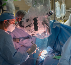 神经外科医生亚当·罗宾，医学博士，在密歇根首次通过外科手术植入GammaTile设备。图片由亨利·福特医疗系统提供