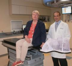 Protura机器人病人定位系统提供的高精确度使病人凯西·凯利的癌症治疗完全不同，图为她的医生约瑟夫·巴格里尼。