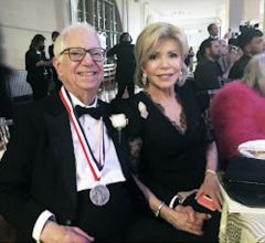 医学博士罗伯特·巴德和他的妻子洛雷托在纽约市参加埃利斯岛荣誉勋章35周年纪念活动。Image courtesy of Dr. Bard