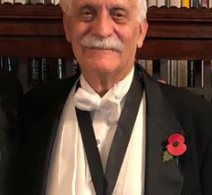 Raymond Damadian教授，医学博士，在2018年11月在英国伦敦举行的仪式上佩戴由Chiari和脊髓空洞症基金会授予他的卓越医学奖章。图片由FONAR提供