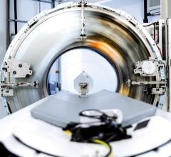西门子Naeotom Alpha是第一台商业化光子计数CT扫描仪。它在2021年9月30日获得了FDA的批准。该图像显示了系统正在进行幻影测试的外部覆盖，显示了x射线源和探测器环的运动。图片来源:Deutscher Zukunftpreis/Ansgar Pudenz