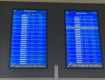 尽管3月24日天气很好，阿拉巴马州伯明翰机场仍有大量航班被取消。COVID-19基本上导致了商业航空旅行的关闭，乘客停止预订航班，还有数万人取消了预订的旅行安排，许多人是因为他们的会议、会议和度假目的地被关闭，以帮助遏制冠状病毒的努力。由商业飞行员Andrew Vlack拍摄。