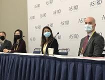 ASTRO 2021新闻发布会，演讲者在发表演讲前都要戴上面具。在年度会议上执行了口罩和要求接种疫苗的COVID指南。在会议上也努力让椅子保持社交距离。