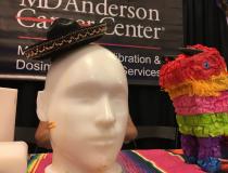 MD Anderson有一个圣安东尼奥嘉年华主题摊位和配有道具的照相亭，让与会者记住他们在圣安东尼奥参加的AAPM会议。