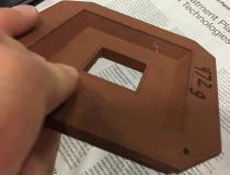 这是一个3d打印的铜电子束治疗孔，由虚拟铸造厂为威斯康辛大学的研究创造。他们正在研究3d打印电子切割而不是机械切割的可能性，以节省时间和成本。该大学在2019年AAPM上展示了该项目的海报。