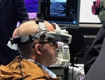 在2021年ASTRO上，供应商模拟无生命模型演示了虚拟现实外科训练系统。