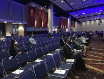 2019冠状病毒病影响了2021年ASTRO会议的出席人数，因此在大多数会议上，与会者之间有足够的空间，例如开幕的总统研讨会。