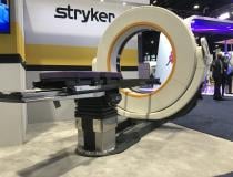 Stryker Airo移动TruCT CT扫描仪在2021年ASTRO上展出。这是一个小的32层计算机断层扫描系统为我们设计的手术室后复查扫描和近距离治疗程序。当从一个房间移动到另一个房间时，它足够小，可以通过标准的门。它使用扫描仪一侧的有线平板进行病人设置和成像。# ASTRO # ASTRO21