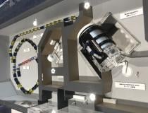 在ASTRO 2021上，东芝离子束放射治疗系统的模型。目前，日本的医院已经安装了3个系统，另外两个计划在2024年之前上线。与质子治疗类似，离子束系统也需要一个大型加速器和由电磁铁引导的束线，以连接不同的治疗室。
