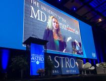 MD安德森癌症中心的Kristy Brock博士在2021年ASTRO总统研讨会上进行了虚拟演示。她和许多人都需要在现场会议上以虚拟视频的形式发表演讲，因为安德森医生和其他几家医疗系统由于COVID大流行对员工实施了旅行禁令。然而，最近几周，随着大多数地方的COVID阳性率下降，一些医院取消了旅行禁令，因此ASTRO报告了大量最后一刻的登记